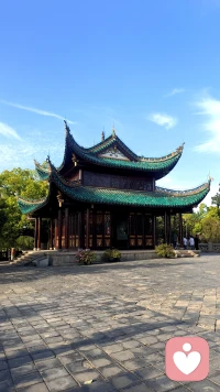 很多人一辈子都活在“求好评”里。
习惯把自我价值交到别人手上：别人认可，我才值得；别人否定，我就一无是处。
为了获得好的评价，不断压抑真实感受，学着讨好迁就，慢慢活成别人期待的模样，却弄丢了自己。
真正的底气，从来不是来自外界的夸奖，而是你内心对自己的接纳。配图