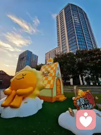 很多女孩的隐忍，是从家庭里学来的。
看着长辈一辈子辛劳，默默扛下所有病痛，
潜意识悄悄形成一个认知：
人一旦身体好，就要不停付出、辛苦操劳。
于是不舒服也忍着，委屈也不说。
慢慢才懂得：
好好照顾自己，不是偷懒，是我们这一生最重要的功课。