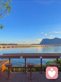 有时候并不是
得到的越多
就越好
如果你得到了财富
却是失去了健康
得不偿失
如果你得到了权利
却失去了自由
就一定会后悔当初
如果你得到了别人的
认可 肯定
却是失去了做真实的自己
……

很多事实告诉我们
不要一味的渴求多
在自己能驾驭的范围内
以及不违背自己的心
的情况下
是有利于自己的

如果超出了自己的
承受能力或违背了
自己的心
就是灾祸

清醒的活法
应该是我能舍去什么
放下什么
活的越来越轻松
越来越坦然
越来越好自在
越来越自由