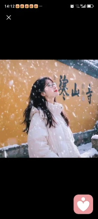 午夜梦回，我们总爱回首半生，那些未竟的梦、错过的人、遗憾的选择，像潮水般涌来，让人满心怅然。
 
幼年时，我们总爱幻想远方，以为那里有诗和自由，却不知那憧憬的尽头，不过是背井离乡的漂泊，是在人海中独自浮沉的孤独。
 
青年时，我们渴望快快长大，盼着能为父母分担辛劳，完成他们未竟的梦想。可当我们真正长大，才发现自己不过是父母人生的延续，在平凡的日子里，重复着同样的柴米油盐。
 
直到中年，我们才开始真正思考：人活一世，究竟为了什么？原来，所有的经历，都是为了让我们觉醒。当我们开始领悟时，人生已过半，却仿佛才刚刚长大。
 
恍惚间，一个春日清晨，春雨打落了一地叶子，春风拂乱了秀发。那一刻，我们如梦初醒：人生本就是一场修行，所有的遗憾与失落，都是为了让我们看清内心的方向。
 
如果有下辈子，你还愿意来人世间走一遭吗？配图