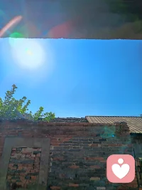 我不再守望着一个名字，一片月光和一个无法实现的梦想
 
 
从今天起，我不再守望着一个名字，一片月光和一个无法实现的梦想。
 
我曾经以为，守望是这世上最深情的姿势。守着一个名字，在心底默念千千万万遍。念它的时候，嘴角会不自觉地上扬，仿佛这个人真的能听见。可日子久了才明白，名字只是名字，它再滚烫，也暖不了你一个人的被窝。
 
守着一片月光，在窗前坐了又坐。那月光真美啊，清清冷冷的，照进房间，也照进梦里。可月光从不承诺什么，它今晚来，明晚也来，但它属于所有人，不属于任何一个等待的人。守着一个无法实现的梦想，像守着一扇永远不会推开的门。你想象门后的风景，想象推开门那一刻的光亮，想象得越真切，门就显得越沉重。
 
从今天起，我要把那个名字还给人海。他在人海里或许幸福，或许不幸福，但那已经是他的故事，不是我的了。我要把月光还给夜晚。它该照着赶路的人，照着失眠的人，照着千千万万需要光的人，而不是只照着一个发呆的窗口。
 
我要把那个无法实现的梦想，从神坛上请下来。轻轻抱一抱它，然后告诉它：谢谢你陪了我这么久。现在我该去做一些能做到的事了，你也要好好的。
 
从今天起，我不再这样守望了。不是因为不深情了，而是因为——真正的深情，不该只给一个名字、一片月光、一个梦。真正的深情，该给那个正在老去的自己。
 
你知道吗？当你守望一个名字的时候，你的手是空的，本来可以去拥抱此刻的温度。当你守望月光的时候，你的脚是停的，本来可以去踩一踩白天晒暖的土地。当你守望一个无法实现的梦想时，你的心是满的——满的都是遗憾，再也装不下其他可能实现的愿望。
 
从今天起，我不再守望。我要走进风里，走进人群里，走进那些琐碎又真实的烟火里。我要用手去触碰能触碰到的，用脚去丈量能丈量到的，用心去爱那些也愿意爱我的人。原来，放弃守望的那一刻，才是真正拥有的开始。配图