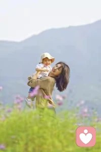 孩子心里疏导10个方法，儿童心理师悄悄用的10个“无声疏导法”！

在孩子崩溃大哭、摔门、拒绝沟通时，我们本能想“快点让他平静”——于是讲道理、讲后果、讲别人家孩子……可结果往往是：他更紧绷、更沉默、更疏离。

真相是：孩子的情绪不是待解决的故障，而是未被翻译的求救信号。 心理疏导的关键，从来不在“说得多好”，而在于“接得有多稳”。以下是10个经临床验证、无需专业资质、即学即用的“心里疏导法”，全部基于神经科学原理，聚焦“前3秒的微反应”。

1.蹲下，平视，停顿3秒（不说话）

激活镜像神经元，向孩子大脑发送：“我看见你了，此刻你很重要。”

命名情绪，而非评判行为

“你气得手发抖”比“不许摔东西！”更能降低杏仁核警戒；情绪被命名=被允许存在。

3.递一件有温度的物品

一条温热毛巾、一杯暖水、一只毛绒玩偶。触觉安抚直接作用于副交感神经，比语言快5倍。

4.用身体代替语言回应

孩子蜷缩时，轻轻把手覆在他背上（不强迫拥抱）；他颤抖时，缓慢同步呼吸——身体比语言更早信任。

5.讲一个“他赢了”的小故事

“上次积木塌了，你深呼吸三次又搭起来了。”——激活自我效能感回路，替代“你应该……”

6.把抽象问题变具体动作

不问“你为什么生气？”，而问：“你心里像有团火？还是像被关进黑屋子？”——帮大脑把混沌感受具象化。

7.允许“暂停权”并共同约定暗号

“当你需要安静，就摸摸耳朵；我看到，就给你5分钟不打扰。”——赋予掌控感，缓解失控焦虑。

8.画出来，而不是说出来

给纸笔：“把你心里那个‘生气怪兽’画出来。”视觉表达绕过语言中枢，直通情绪处理区。

9.用“我们”代替“你”

“我们一起想想怎么让这口气舒服点？”——消除对立感，启动合作脑区。

10.修复永远比预防重要

冲突后不说“下次别……”，而说：“刚才我声音太大，吓到你了。现在我可以抱你一下吗？”——重建安全依恋锚点。

最关键提醒：

所有方法失效时，请先问自己：

我此刻是在安抚孩子，还是在缓解自己的焦虑？

真正的疏导，始于父母先稳住自己的神经系统——因为孩子不是从你嘴里听道理，而是从你呼吸的节奏、眼神的温度、肢体的松弛度里，学会如何安顿自己。

教育不是雕刻，而是守护一粒种子按自己的节律破土。

那10个方法背后，只有一个核心：
你稳如大地，他才敢去风暴中心长出翅膀。配图