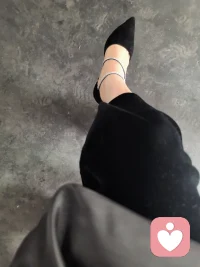 如果这辈子赶不上那个合适的人，碰不上认真的人，也遇不到那个坚定的人，那就自己一个人走吧，相逢的意义在于彼此照亮，不然的话，一个人淋雨也浪漫，一个人吹风也清醒！配图