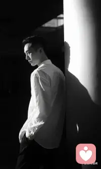 别人给你上了一课，
那是别人的本事，
如果走不出来，
那就是自己没有本事。
司马懿说：
看人之短，天下无一可交之人，看人之长，世间一切尽是吾师。这一路走来，没有敌人
全是老师。
斩我天真，杀我幼稚，
磨我心性。
能够点醒你的，
从来都不是道理，而是经历，
生平长进，全在受挫受辱……之时🙏配图