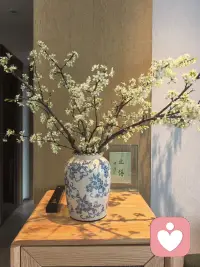 人到一定年纪，就别再追求那些不切实际的期待了。不必讨好谁，也不必解释太多，懂你的人自然懂，不懂的人多说无益。把情绪收起来，把心态放平，把日子过好，把自己照顾好。不纠缠、不内耗、不将就，清醒自律，温柔坚定，往后余生，只取悦自己，不辜负生活。配图