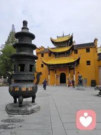 你不必逞强，不必懂事，
在这里，可以放心说、慢慢说、大胆说。
委屈、焦虑、失眠、迷茫、人际关系的困扰……
我都愿意安静倾听，温柔陪伴。配图