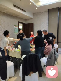 今天又是单位三八聚餐，转眼又是一年，时间过得太快了，容颜已老，唯一不变的是天真快乐的心配图