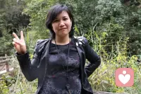 从小在父母的羽翼下只会笑不会哭，结婚后在婆婆老公的折磨摧残下，只能哭，无心笑，再苦再难，也要积极乐观的活下去，因为上天给了你聪明的头脑，健全的身体，左右逢源的高情商，就是给了你自己成就自己的最好底气，只有努力拼搏，才能逆天改命，成为最好的自己！