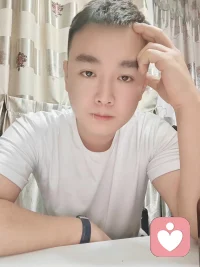 你困了就去睡，不困我陪你，
你醒了就给我发消息。
你虽然事情分先后，
但你先，全世界后。
你累了就去歇，不累咱聊天，
你闷了就找我分享，我陪你。
哪怕生活有忙闲，
但你前，诸事后。
最好的陪伴是：
你在、我在，一直都在。