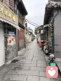 每个人都有自己的故事与内心
  喜怒哀乐充斥在空气中…
一个人小心翼翼亦或说大大咧咧走到中年
必须承认人是再坚强不过的动物一份子