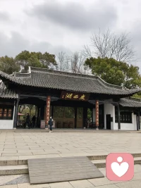 每个人都有自己的故事与内心
  喜怒哀乐充斥在空气中…
一个人小心翼翼亦或说大大咧咧走到中年
必须承认人是再坚强不过的动物一份子