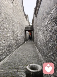 每个人都有自己的故事与内心
  喜怒哀乐充斥在空气中…
一个人小心翼翼亦或说大大咧咧走到中年
必须承认人是再坚强不过的动物一份子