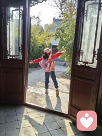 她的佳作留一份给天地日月；
另一个就是人情冷暖自知。