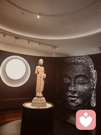 佛此刻 无时无刻都在笑
  您呢
是喜极而泣的悲欢离合
亦或不知所措的酸甜苦辣咸
 生活的意义 首先在生下来 活下去
天无绝人之路 天无绝人之路
  生活那么苦
而我们只是 偶尔哭哭
 人生就是一趟旅行
体验一下就好了 还那么认真
 放下 放开 放空
无中生有