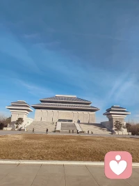 佛此刻 无时无刻都在笑
  您呢
是喜极而泣的悲欢离合
亦或不知所措的酸甜苦辣咸
 生活的意义 首先在生下来 活下去
天无绝人之路 天无绝人之路
  生活那么苦
而我们只是 偶尔哭哭
 人生就是一趟旅行
体验一下就好了 还那么认真
 放下 放开 放空
无中生有