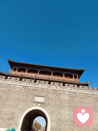 佛此刻 无时无刻都在笑
  您呢
是喜极而泣的悲欢离合
亦或不知所措的酸甜苦辣咸
 生活的意义 首先在生下来 活下去
天无绝人之路 天无绝人之路
  生活那么苦
而我们只是 偶尔哭哭
 人生就是一趟旅行
体验一下就好了 还那么认真
 放下 放开 放空
无中生有