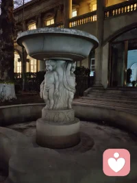 夜色阑珊处  人在公园散步 徘徊
艺术与美 跟人性的相通