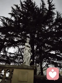 人性与美和艺术 共生
所以 活着有了穿越时空的爱恋
赋予超现实主义的色泽