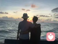 最动人的风景，往往藏匿于那些无需摆拍的瞬间：一个拥抱，一次搀扶，一抹了然的微笑。配图