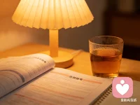 写小说，是用文字建起一座吸金高楼；
做倾听，是用语言治愈一段情绪人生。
左手执笔筑梦，
右手以声暖心，
双向奔赴，
皆有回响。