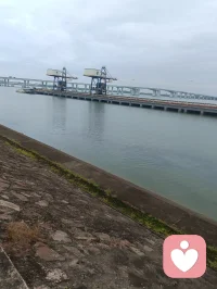 坐在曹娥江边看书有种心旷神怡的感觉配图
