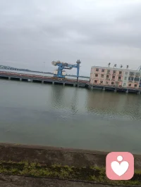 坐在曹娥江边看书有种心旷神怡的感觉配图