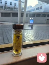 泡一杯菊花茶，是给自己的心理留白✨
不必追赶时间，不必迎合谁的期待，
看着花瓣在水中慢慢绽放，
才懂：好好照顾自己，是最基础的心理建设。配图