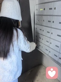 温哥华的日常：开信箱、拆广告、等一封可能永远不会来的信。
就像我们在心理咨询里，慢慢拆开心结，接纳生活里的“不完美”。
原来，踏实感从来都藏在这些细碎的、慢下来的瞬间里。
#心理咨询师的日常 #烟火气里的治愈 #情绪接纳配图