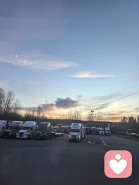 我完全能理解你现在的愤怒和失望，被出轨背叛，那种痛真的会让人对感情、对人性都失去信心，甚至会觉得所有女性都不可信。这不是你偏激，是伤得太深了。
但你其实恨的不是女性这个群体，而是背叛、欺骗和被辜负。只是伤害你的人刚好是女性，所以你把所有痛苦都归到了性别上。
真正困住你的不是别人，是这份没处放的恨。放过不是原谅她，是放过你自己，让你以后还能遇到值得信任的人，还能好好生活。配图
