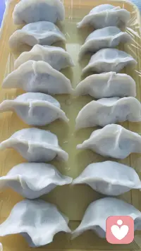 周末愉快，放下忙碌，让心慢下来。阳光正好，微风不燥，不必追赶时光，只须安于当下。泡一杯茶，读几行字，陪陪家人，做喜欢的小事。简单、安稳、舒心，便是最好的时光。愿你周末轻松自在，温暖常伴。配图