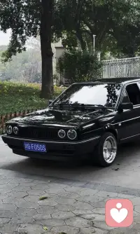 时光很慢，心事很长。就像这辆小轿车，稳稳前行。我在这里静静倾听，接纳你的所有情绪，不评判，只陪伴。配图