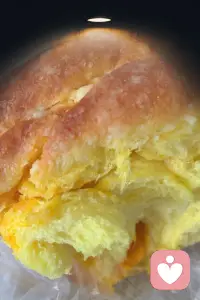 暖香的面包在齿间散开，松软的肌理裹着甜香，每一口都像把疲惫揉碎。压力随咀嚼慢慢消散，只剩舌尖的温柔与满心松弛。✨配图