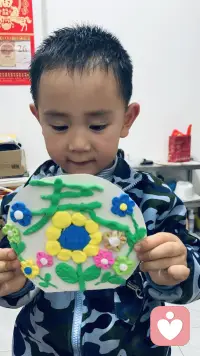 ✨ 和宝贝一起完成的春天手作。
每一朵花、每一片叶，都是小手揉出来的温柔，连“春”字都带着满满的心意。
原来春天不必去远方寻找，它就藏在这方寸之间，藏在我们一起度过的慢时光里。
谢谢你，我的小艺术家，让我在平凡日子里，也能触摸到春天的温度。配图
