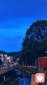 人这一生最该守住的底线，是管好自己的情绪。但凡有人总能轻易牵动你的喜怒，让你内耗、焦虑、自我怀疑，无非是对方拿捏了你的心软与在意。

不合适的纠缠不必勉强维系，第一种选择果断远离，斩断消耗的源头；没法抽身时试着转念，不再把期待寄托在别人身上。情绪自在，心才安稳，好好偏爱不会消耗你的人和生活。配图
