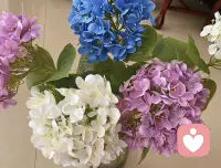 后来我才明白，有些人注定只能陪你走一程。
那些深夜里的秒回、刻意的靠近、小心翼翼的表达，最终都变成了彼此生活里的噪音。
心最诚实，它累了，就不再期待了。
你以为的深情，在别人那里，只是负担。
原来，放下不是瞬间，而是无数次想说点什么，最后又安静地把话删掉。
故事 ends，人走远，心才慢慢清醒。