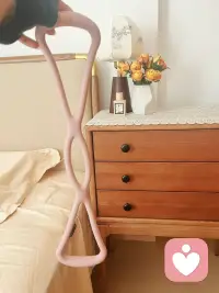 坚持11年的早课已成习惯——瑜伽、拉背、晨跑，每天1.5小时。
运动带来的多巴胺，不只是让身体舒展，更是给情绪“清零”。

作为倾听师，每天要接住很多情绪与心事，先把自己的状态养稳、养满，才能温柔又有力地陪伴别人。
用清醒的头脑、稳定的心神，迎接每一份信任，开启能量满满的一天。

自律不是坚持，是爱自己、也更好地爱他人。✨配图