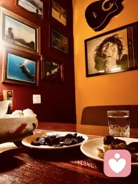 分享张德芬老师的书籍《遇见未知的自己》里面的一句话“亲爱的，外面没有别人只有你自己”，其核心观点外在世界是内在世界的投射，个人生命体验取决于自我认知和内在建设。配图