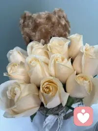 在婚姻这场长途赛跑里，最累的不是异地，而是明明身边有人，却感觉隔着一条无法跨越的冰河。两个人如果总是同频错位，沉默其实比争吵更伤人。你是在等一个拥抱，还是在等那个终于想通的转身？别急，时间会给所有关系最公正的答案。配图