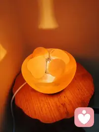 你是不是也总被焦虑困住？
担心做不好，害怕赶不上，心里乱糟糟，越想越累。
其实真的不用逼自己太急。
焦虑不是脆弱，是你太想变好，太在意生活。
别总盯着未来发愁，别总跟别人攀比。
专注当下，做好眼前一件小事就好。
允许自己不完美，允许自己慢慢走。
你已经很努力了，真的不用慌张。
放下焦虑，接纳自己，慢慢来，谁都有自己的节奏。
往后日子，不慌不忙，自在生长就好。配图