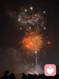 宝，你要记住，那怕天下所有人都说你是一滩烂泥，也要为自己炸一场最亮的烟花，因为除了你自己，这世界上没有任何一个人可以定义你是什么。配图
