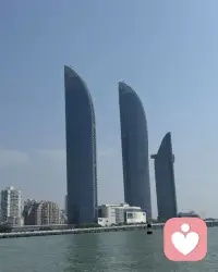 船行过厦门湾的清晨与黄昏，
天是淡蓝的信笺，
海写满流动的波纹。
双子塔扬起城市的帆，
落日把碎金，撒在每一片浪尖配图