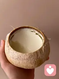 船行过厦门湾的清晨与黄昏，
天是淡蓝的信笺，
海写满流动的波纹。
双子塔扬起城市的帆，
落日把碎金，撒在每一片浪尖配图