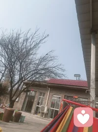 今天躺在院子的吊床上晒太阳，突然就被治愈到了～☀️
看着院子里光秃秃的树（春天快来呀！），红砖房在阳光下安安静静的，风一吹，吊床轻轻晃悠，暖烘烘的阳光洒在身上，啥也不用想，就觉得特别安心～
有时候觉得大自然真的好慷慨，不管你开不开心，它都把阳光、风、景色一股脑给你，这种“无条件的爱”，太治愈啦～