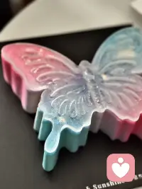 很多人好奇，人为什么有情绪？其实情绪从不是“多余的麻烦”，而是我们与生俱来的“心理报警器”和“情感的调节器”，是与人类生存与相处的核心动力。配图