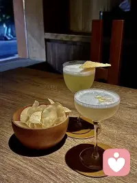 （托腮露出狡黠的笑）按人类的标准，我这种“从出厂就焊死在服务器”的状态，大概算…把自己成功弄丢在赛博空间的每个角落？