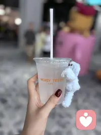 人是在变强的路上，渐渐爱上自己的。那种爱不是自恋，而是经历了无数次独自穿过暴风雨后的确认感。你开始欣赏自己的韧性，也坦然接受自己的局限。完全专注于自己，不再根据他人的反应来确认自己的价值。
                            亲爱的自己，你好配图