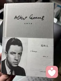 看完《局外人》，我悟出了一个“职场”（人生）真理：只要情绪价值给到位，杀人放火都不叫事；要是不会表演悲伤，埋了亲妈都不如埋条狗。

默尔索这哥们儿，纯纯是栽在了“没哭对地方”。他杀了人，法官懒得管案发现场的太阳有多毒，只关心葬礼上他的脸有多冷。最后判他死刑，不是因为他开了枪，是因为他“在精神上埋葬了母亲”——翻译一下就是：你居然不配合演出“孝子”这个角色，那社会这台大戏就没法带你玩了。

合上书我就笑了。原来这个世界不在乎真相，只在乎剧本。你只要戏够足，哪怕是个恶魔；你要是老实交代“我没什么感觉”，那你就是个怪物。

所以，别再纠结什么人生意义了。在这个荒诞的片场，会哭的孩子有奶喝，会演的罪人能减刑。 默尔索唯一的错，就是太诚实，而诚实，在讲究“规矩”的人眼里，才是最不可饶恕的死罪。配图