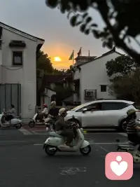 走！妈妈带你玩去！
新得一个小玩具，抱着就睡着了……
累坏了吧