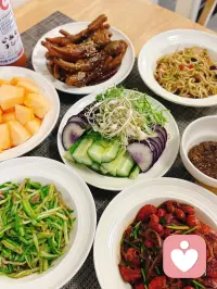 凛冬散尽，星河长明，
元宵快乐，喜乐安宁；配图