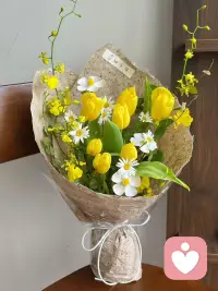 很治愈的一段话：“人在过的很好的时候，就会原谅很多事情，因为自己的内心有了力量，就懒得跟外界较劲。尼采曾经也说过，山顶的风，永远不与谷底的尘埃作战。所以精神海拔决定包容了的半径。人强大到能自我满足时，别人的冒犯，就变成了蚊虫叮咬。”心态的转变其实特别有意思，当你自己过得充实，心里有底的时候，看很多事情反而就变得不那么计较了。不是事情本身变了，而是你站的位置不一样了。就像登山，站在半山腰的时候，可能还会在意脚下的碎石，路边的杂草；可一旦到了山顶，眼里尽是开阔的风景，风吹过来都是清爽的，谁还会低头去纠结刚刚哪颗石子硌了脚呢。真正内心丰盈的人，往往不爱较劲，不是怂，也不是麻木，而是明白了把能量花在自我成长上，比耗在跟外界对抗上划算得多。有时候我们总觉得包容是一种道德修养，但其实它更是一种精神实力的体现。只有当你自己足够稳，足够满，别人的指指点点，生活的小磕小碰，才真的伤不到你。它们就像偶尔飞过耳边的小虫子，你听到了，挥挥手就过去了，不会追着它跑三里地，更不会因为它影响了一整天的好心情。愿你我慢慢成为那个坐在自己的阳光下，笑着看云卷云舒的人，不争不怨，自在快乐。精神富足是最高级的包容。